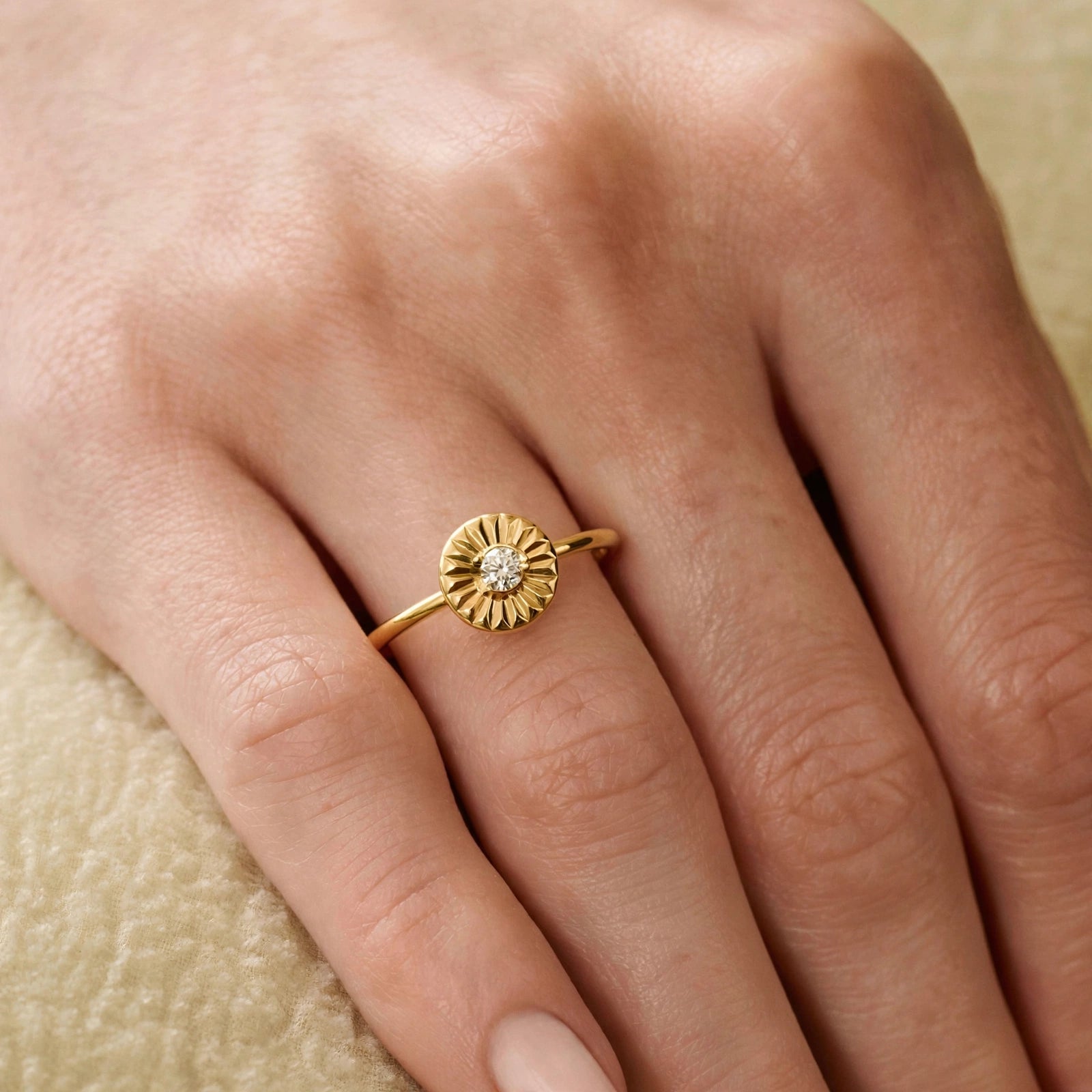 ROUND CROWN RING
