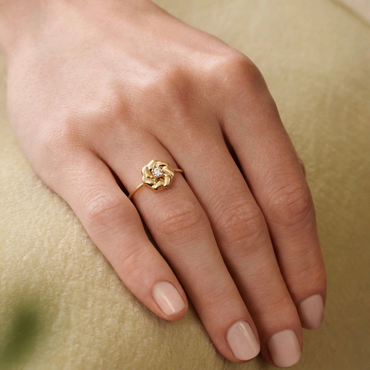 ROUND FLOWER RING