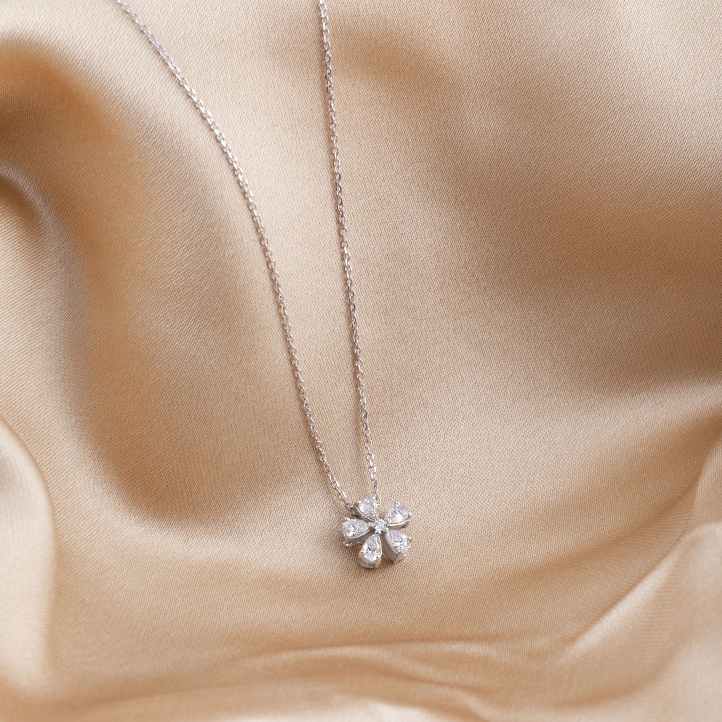 FLOWER FANCY NECKLACE