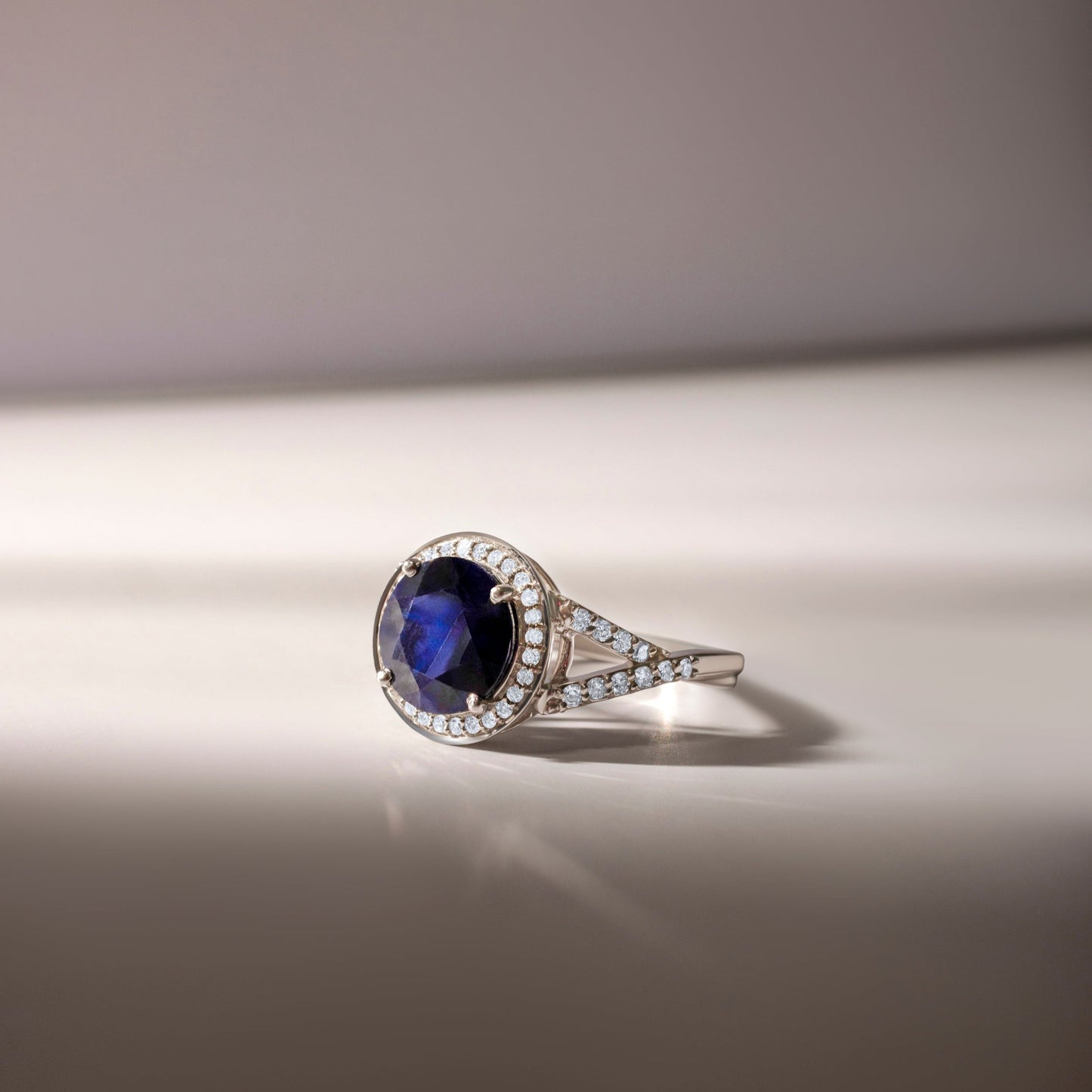 SAPPHIRE OUTBURST SHINING WHITE GOLD RING