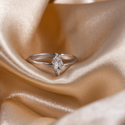 SPARKLING WHITE GOLD DIAMOND RING