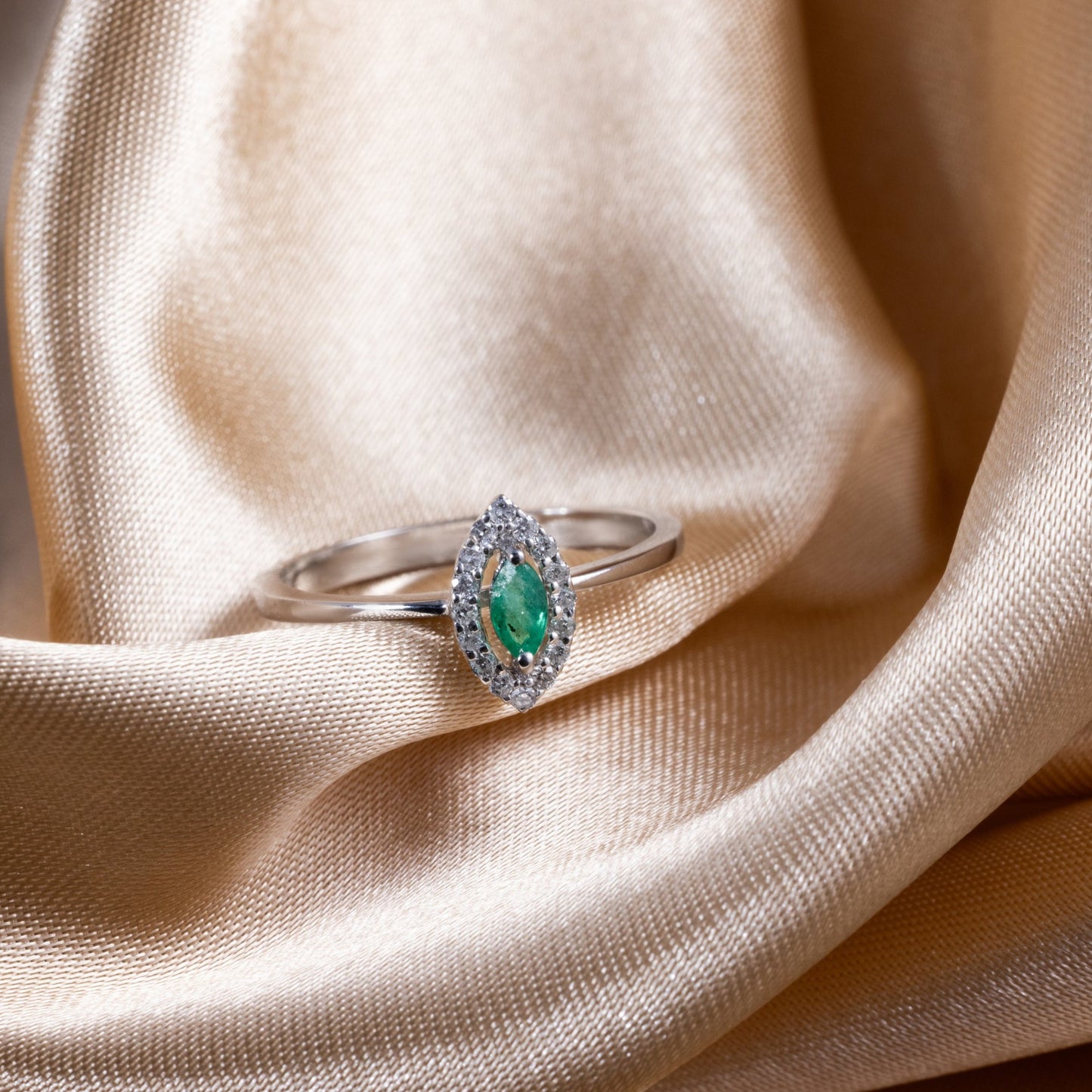CLASSIC EMERALD WHITE GOLD RING