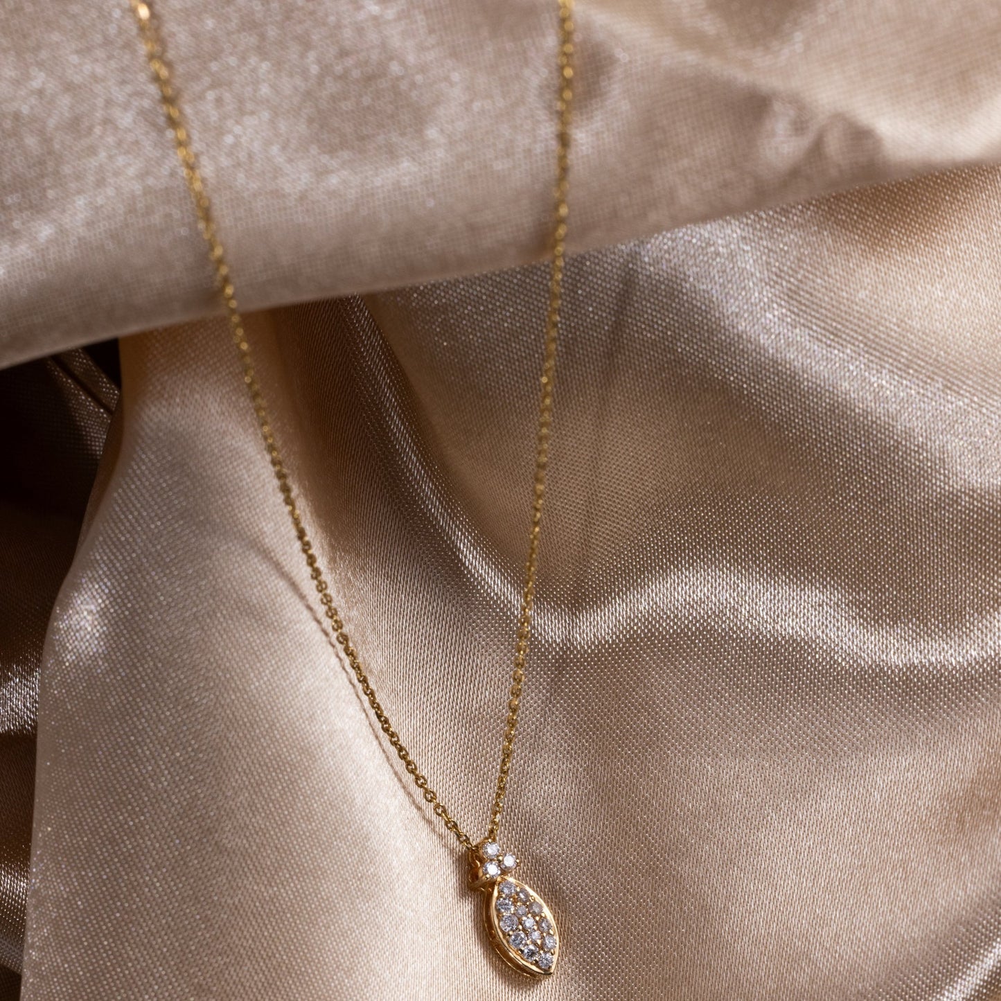 ELEGANT ROUND DIAMOND YELLOW GOLD PENDANT