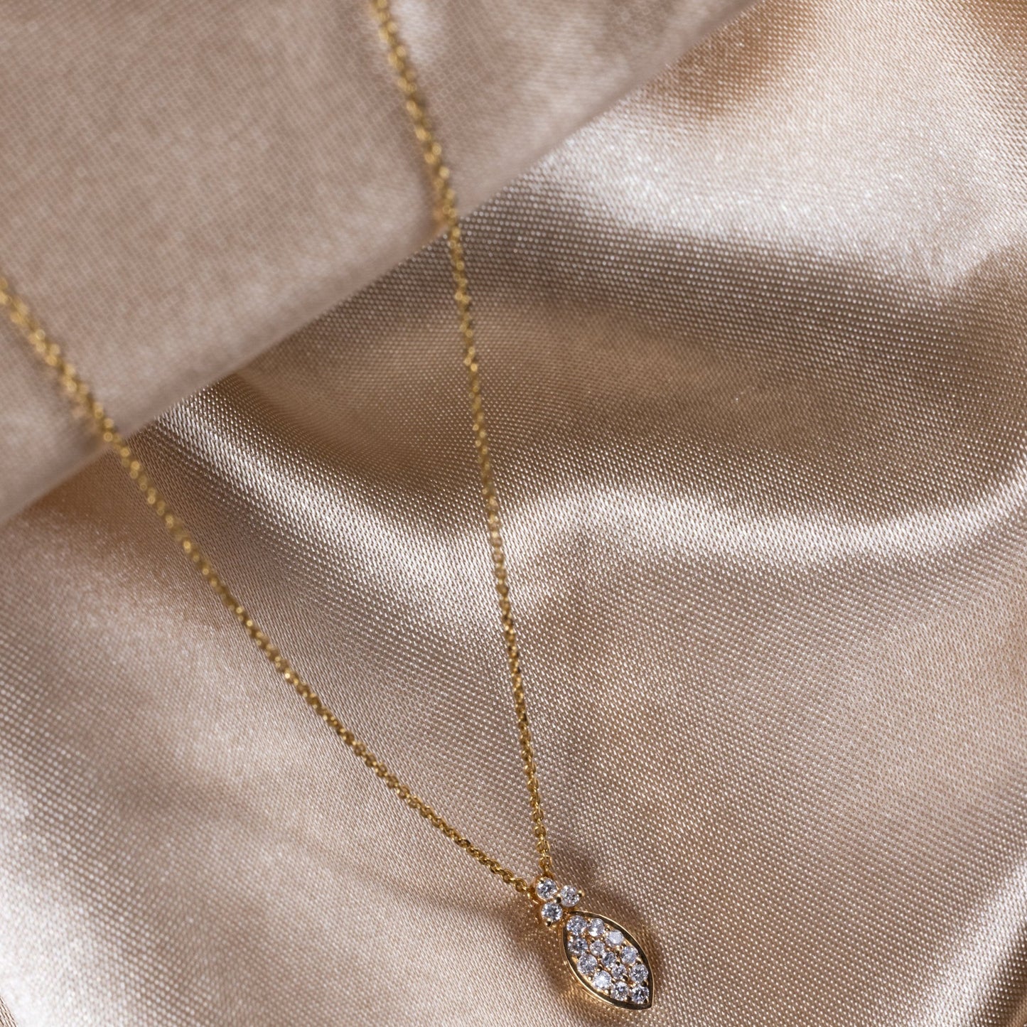 ELEGANT ROUND DIAMOND YELLOW GOLD PENDANT