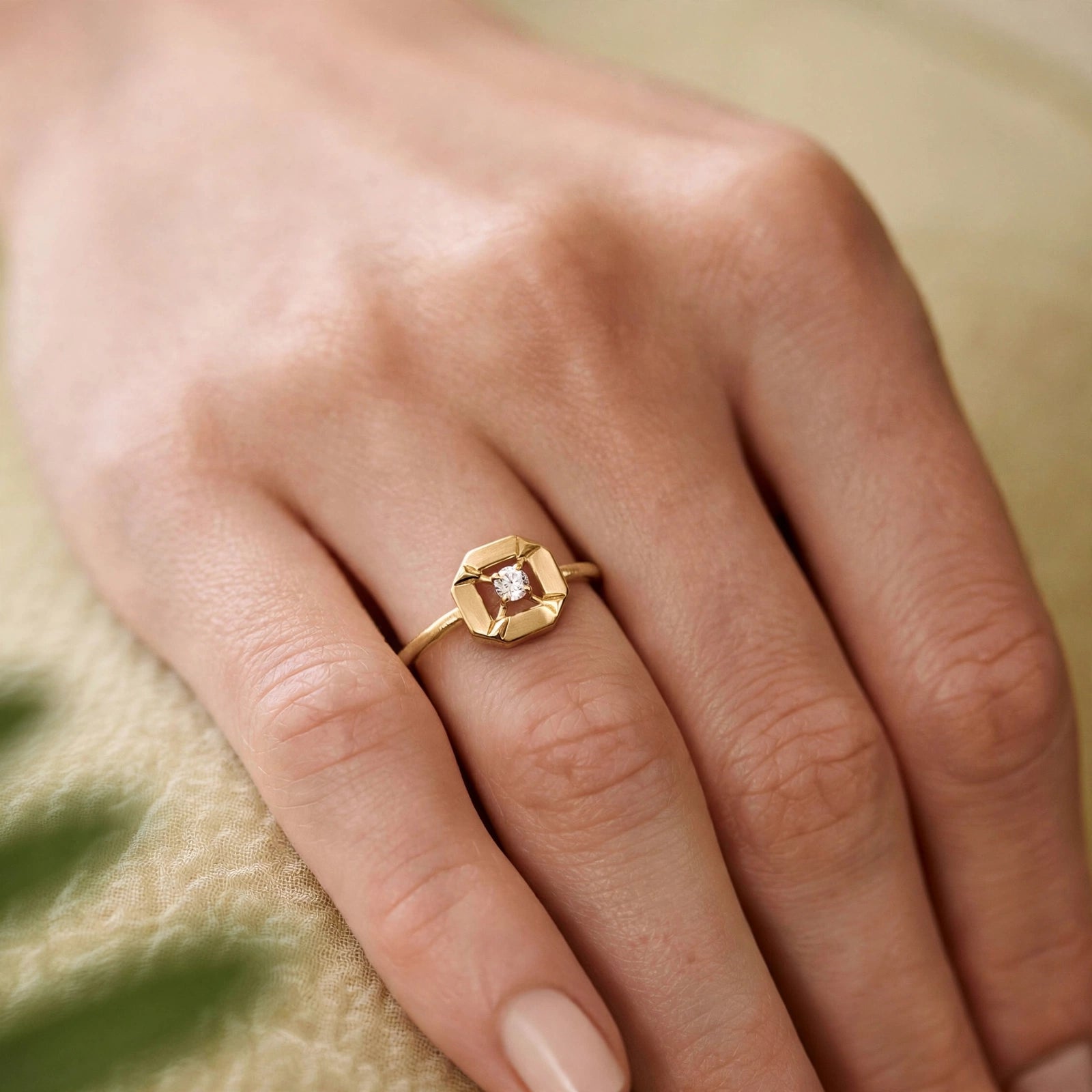 ROUND CROWN RING