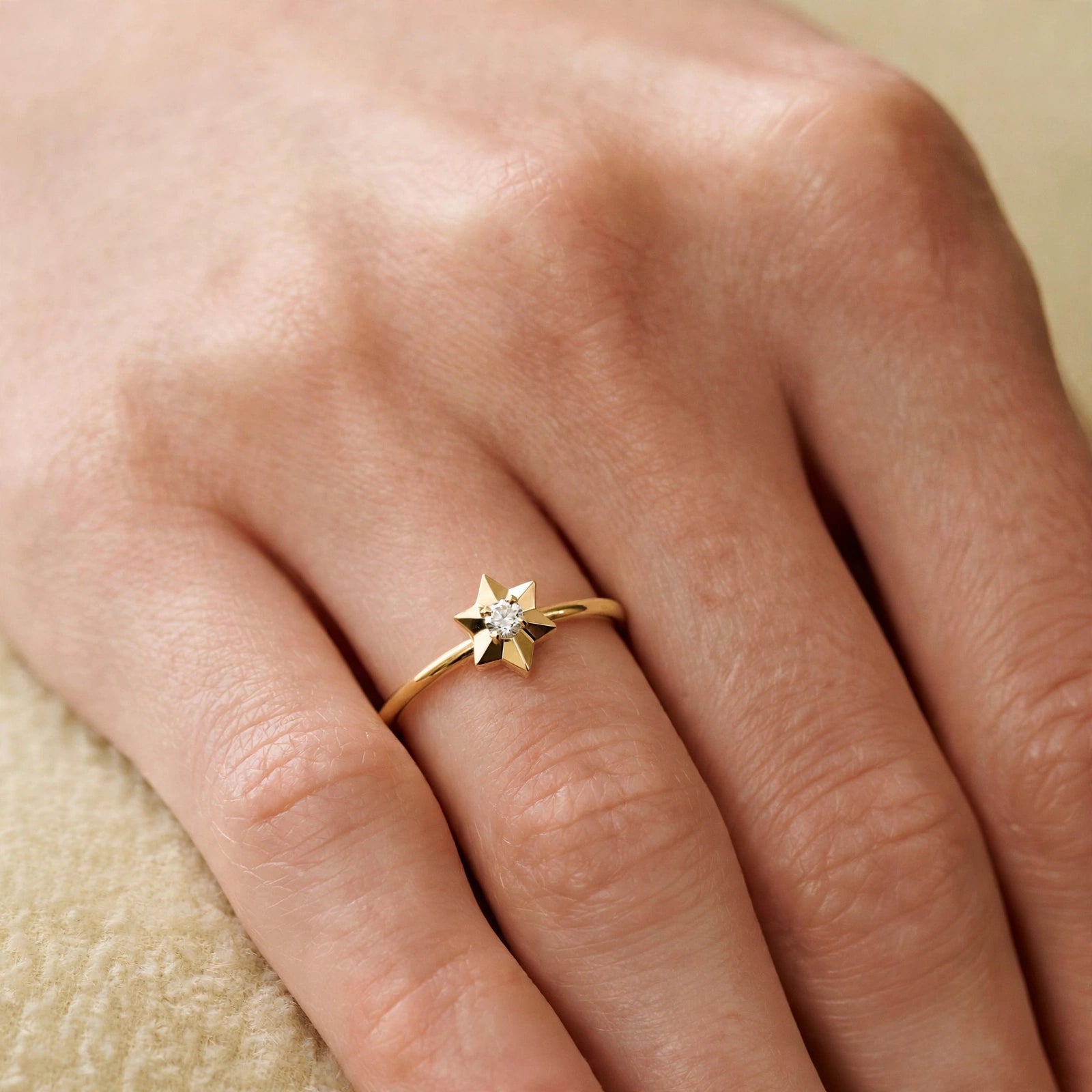 ELEGANT TWIST RING