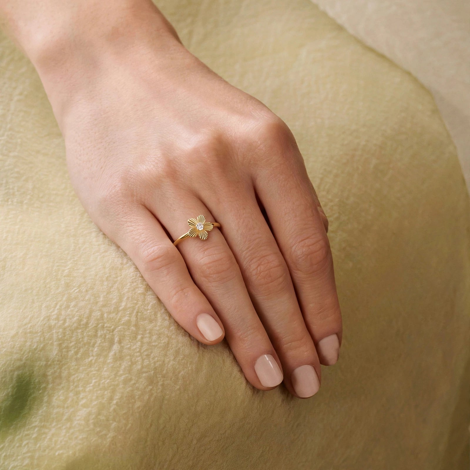 ROUND EMBRACE RING