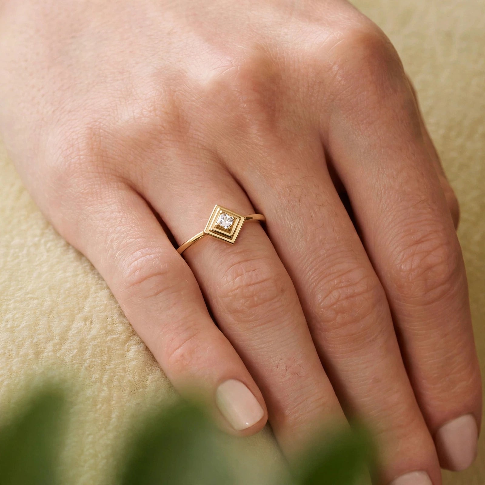 AVA ROUND RING
