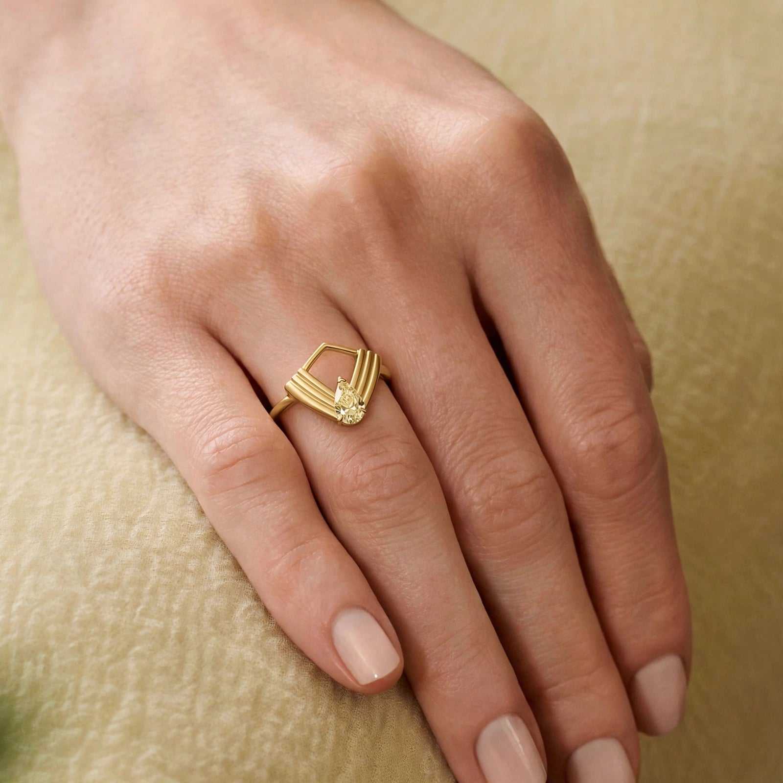 EIRA PEAR RING